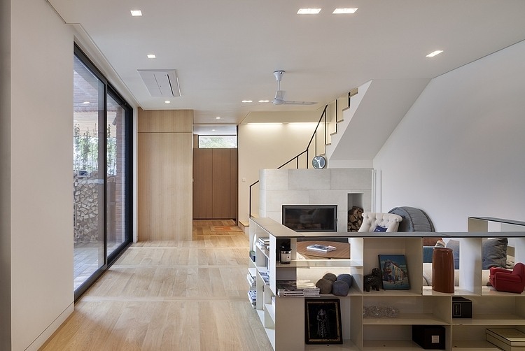 Courtyard House in Seoul by Min Soh