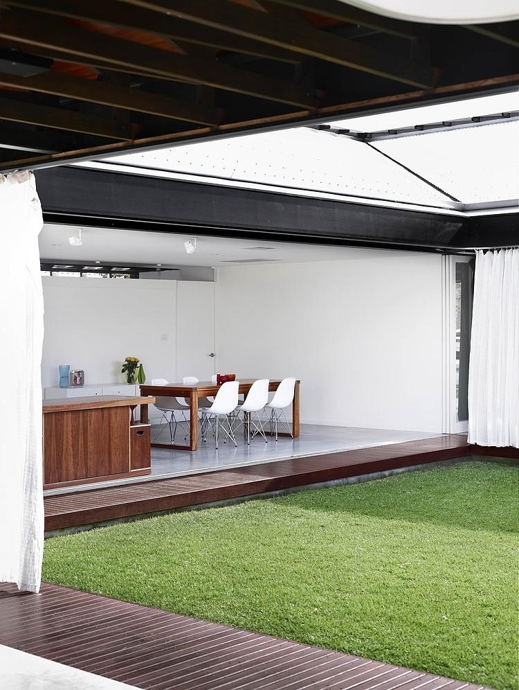 Bisley Beach House by James Russell Architect