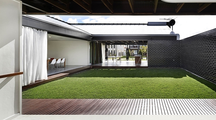 Bisley Beach House by James Russell Architect