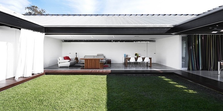 Bisley Beach House by James Russell Architect