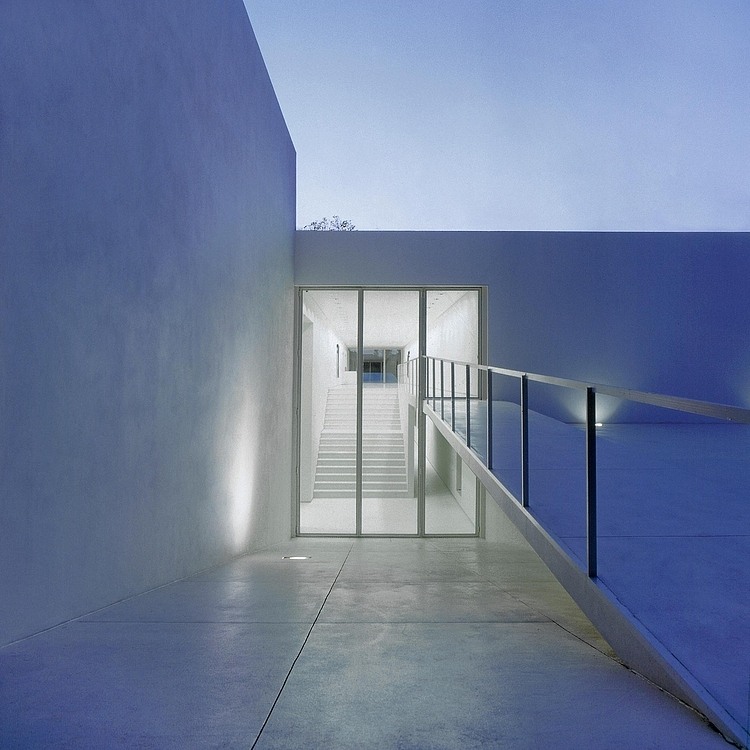 Galeria Mario Sequeira by Carvalho Araujo