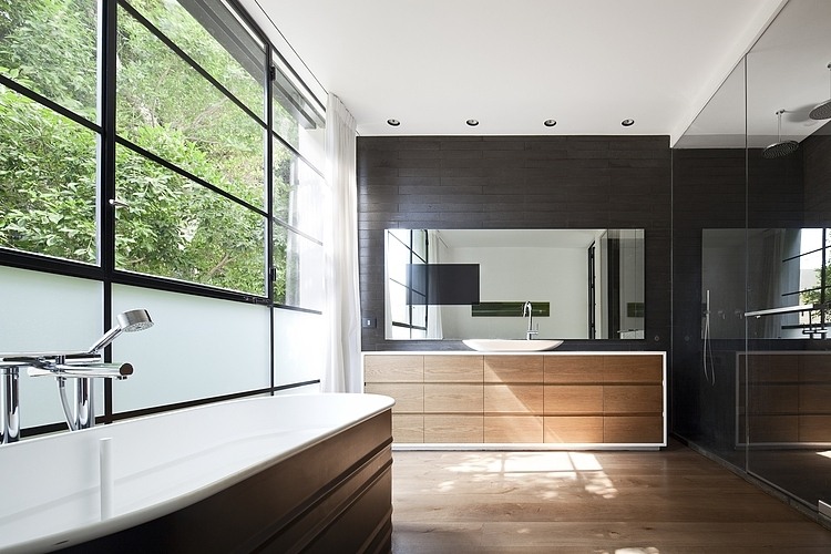 Tel Aviv Townhouse by Pitsou Kedem Architect