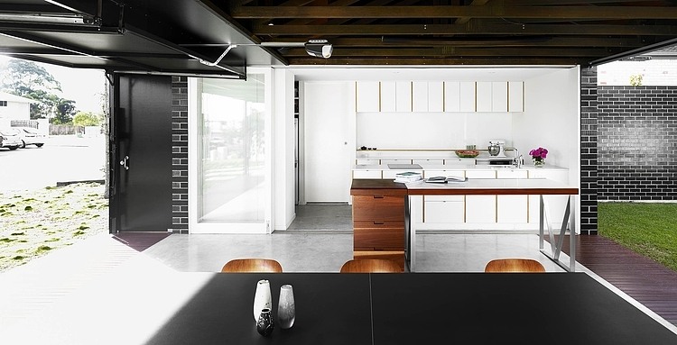 Bisley Beach House by James Russell Architect