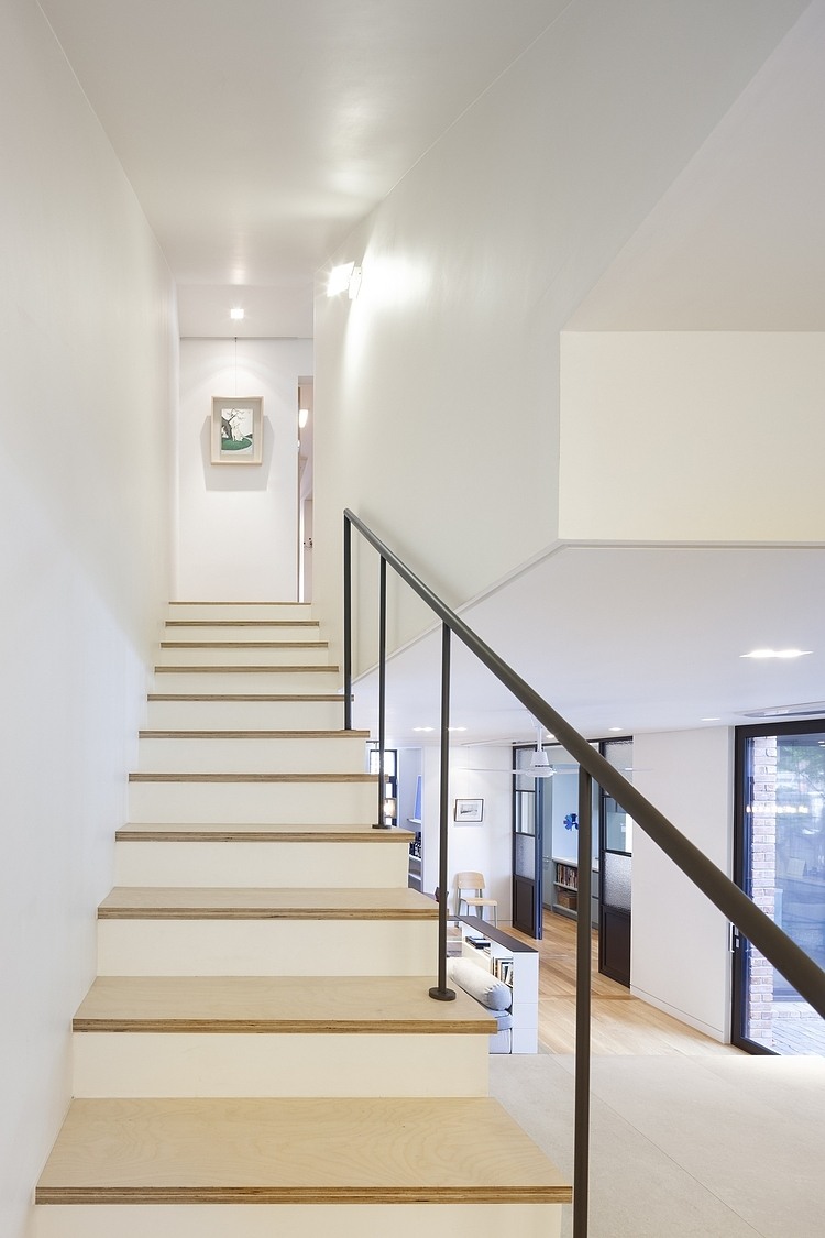 Courtyard House in Seoul by Min Soh