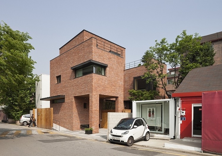 Courtyard House in Seoul by Min Soh