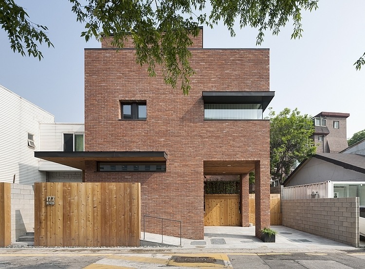 Courtyard House in Seoul by Min Soh