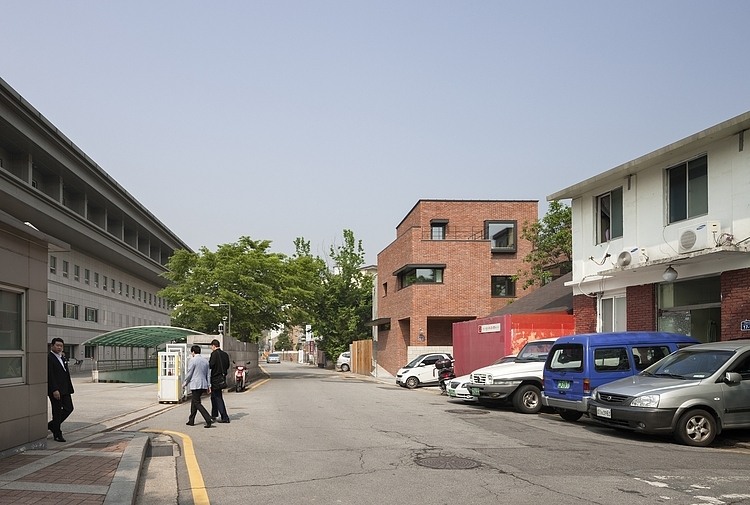 Courtyard House in Seoul by Min Soh