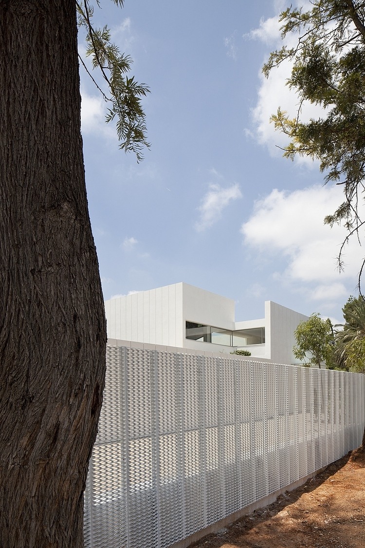 RI House by Paritzki & Liani Architects