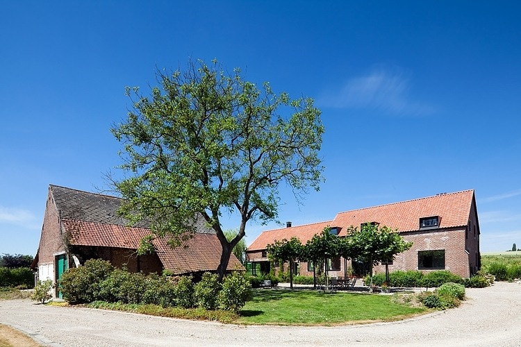 Farmhouse Lennik by Studio Farris