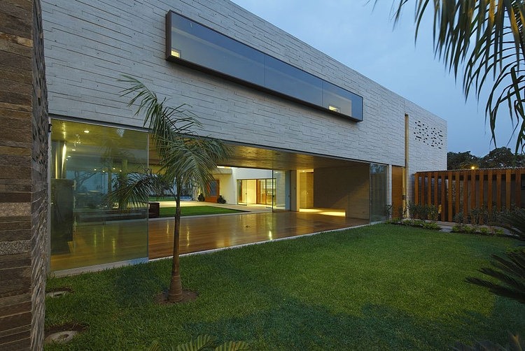 La Planicie House II by Oscar Gonzalez Moix