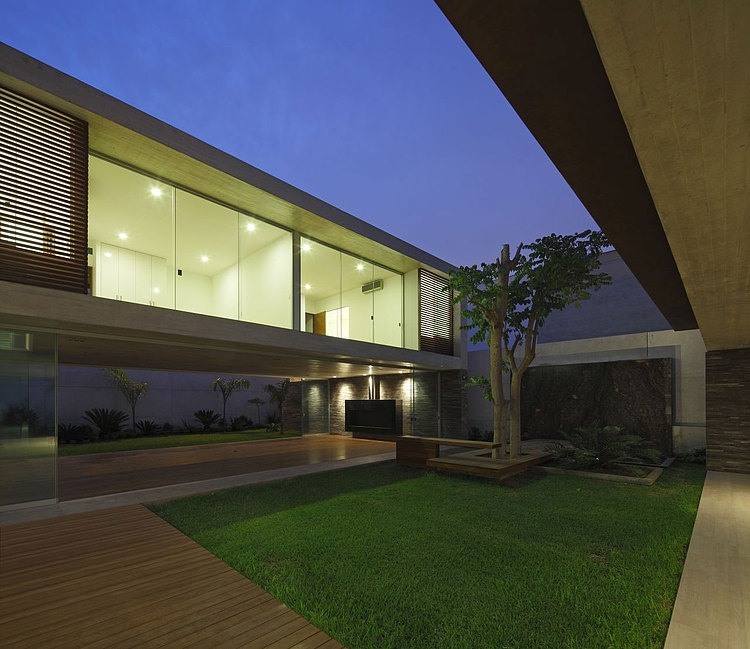 La Planicie House II by Oscar Gonzalez Moix