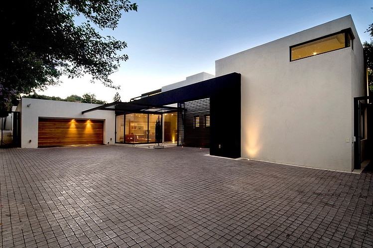 House Mosi by Nico van der Meulen Architects