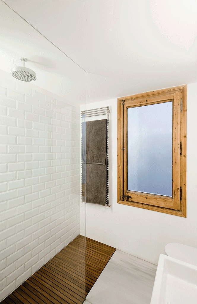 Apartment Refurbishment by Anna & Eugeni Bach