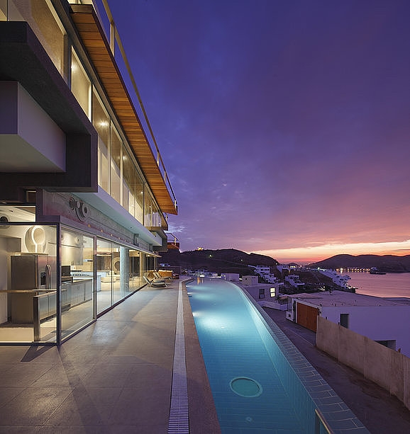 Veronica Beach Residence by Longhi Architects