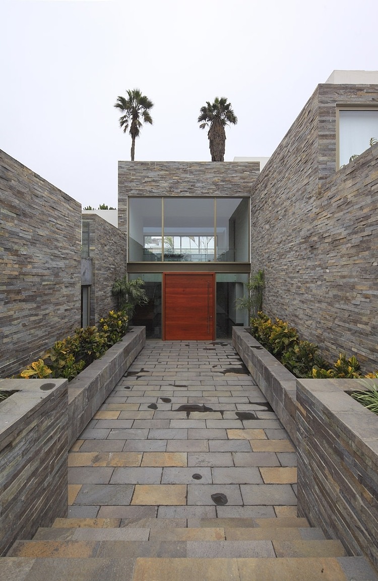 House on the Hill by Metropolis Peru