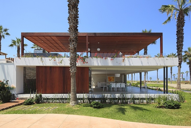 Casa P12 by Martin Dulanto Arquitecto