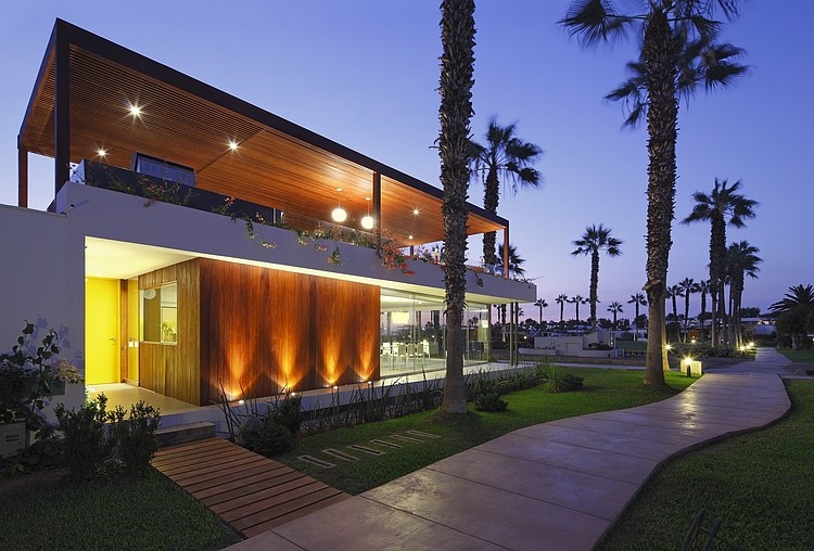Casa P12 by Martin Dulanto Arquitecto