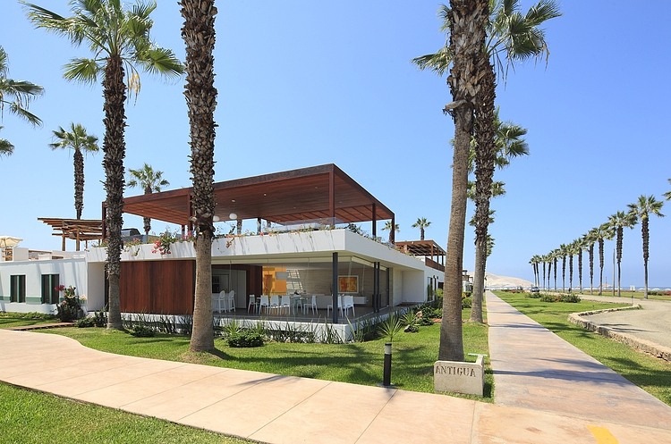 Casa P12 by Martin Dulanto Arquitecto
