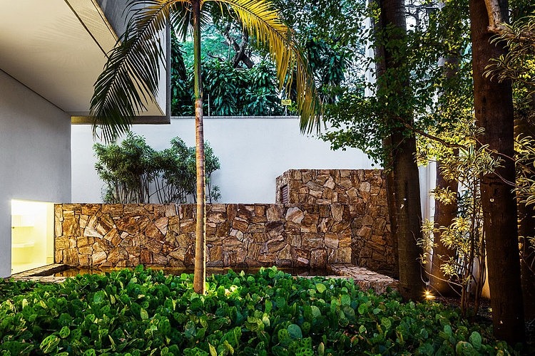MG Residence by Reinach Mendonça Arquitetos Associados