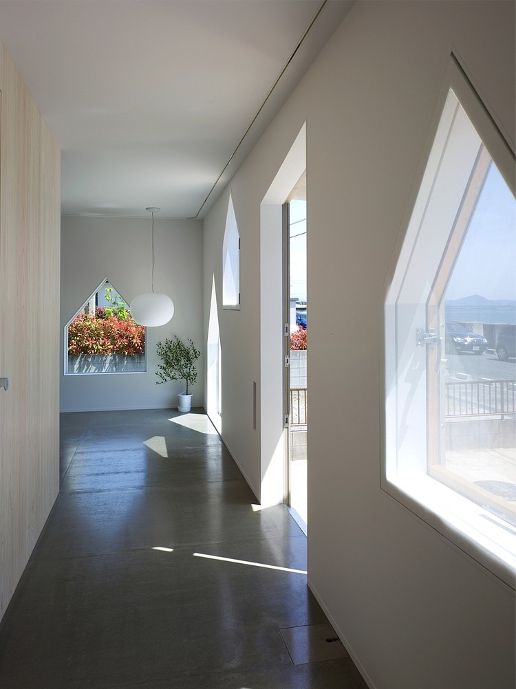 House in Jigozen by Suppose Design Office