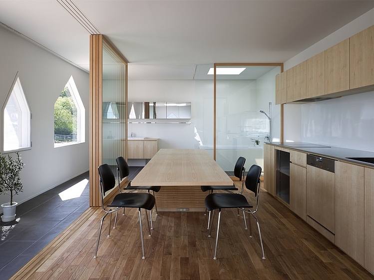 House in Jigozen by Suppose Design Office