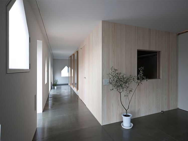 House in Jigozen by Suppose Design Office