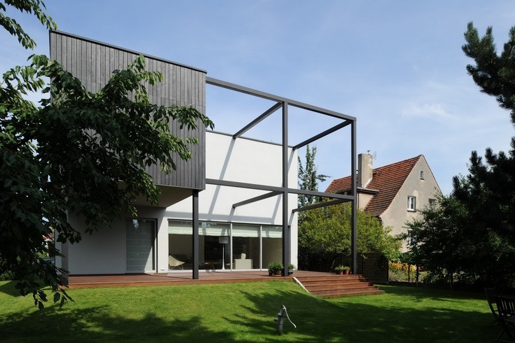 Black Cube House by Kameleonlab