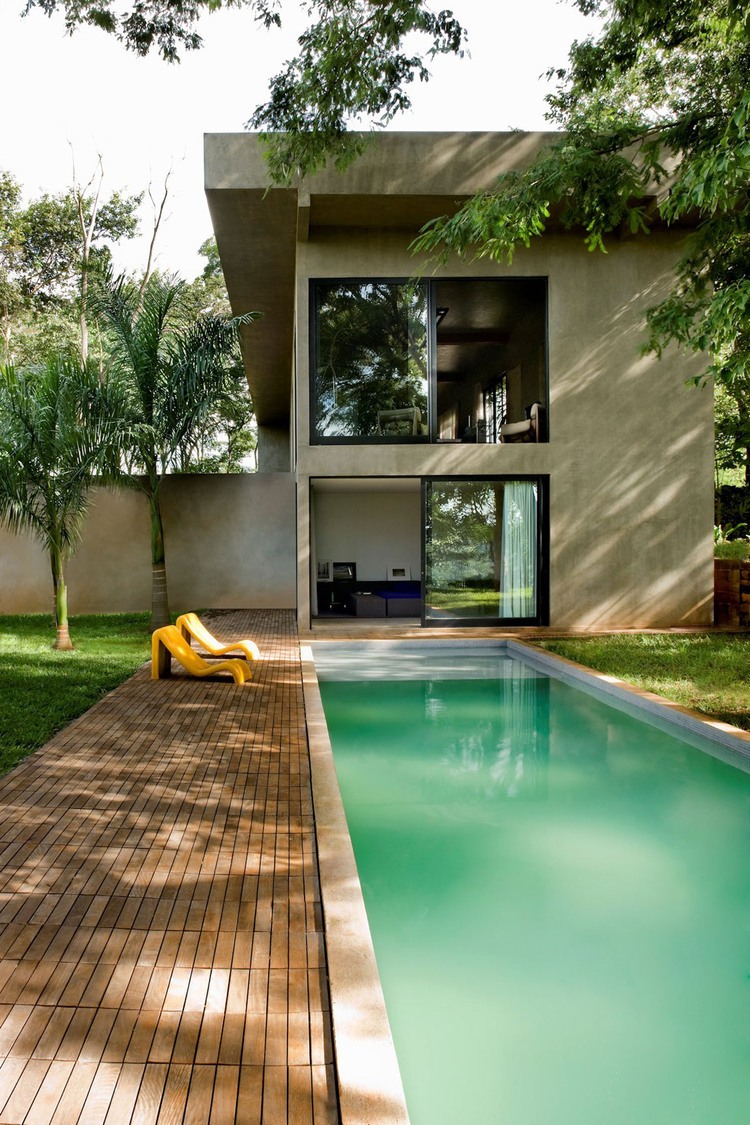 Casa Da Caixa Vermelha by Leo Romano