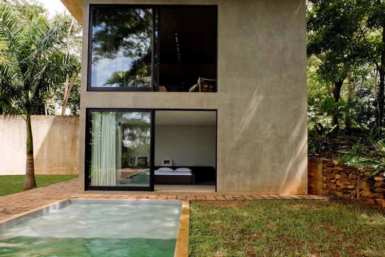 Casa Da Caixa Vermelha by Leo Romano