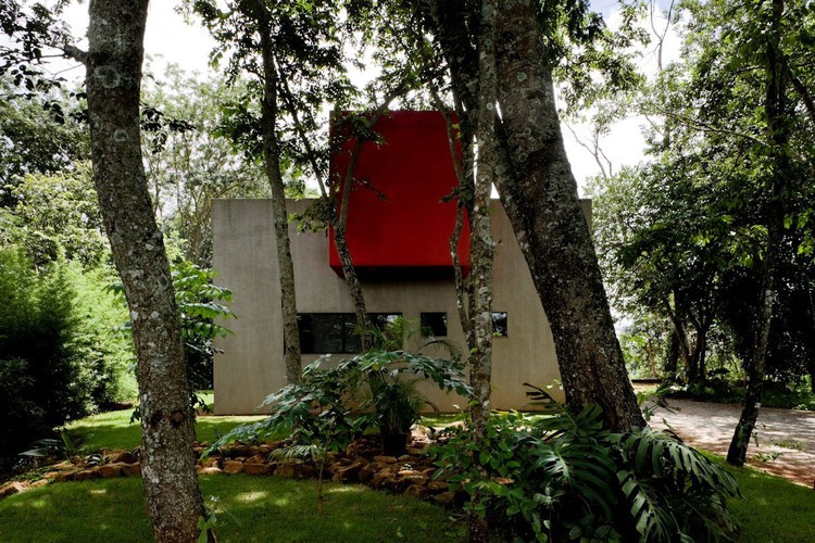 Casa Da Caixa Vermelha by Leo Romano