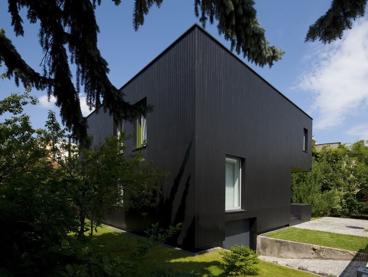 Black Cube House by Kameleonlab