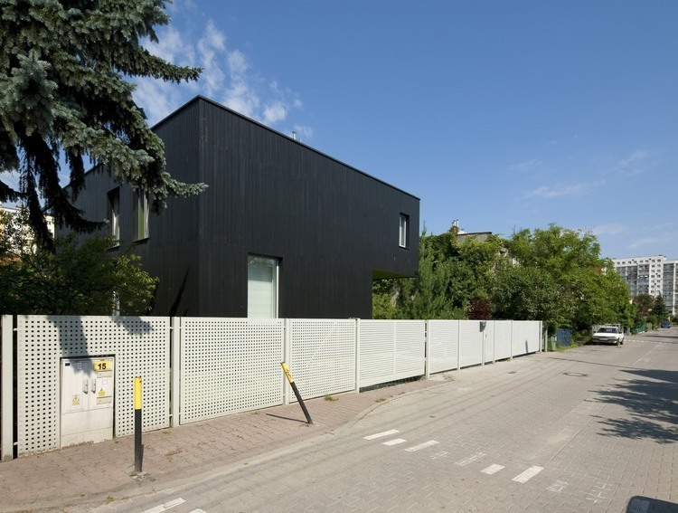Black Cube House by Kameleonlab