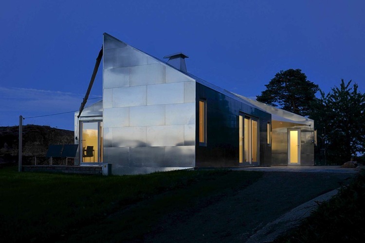 Aluminum Cabin by Jarmund / Vigsnaes Architects