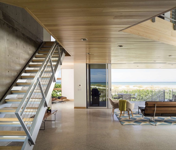 Seagrape House by Traction Architecture