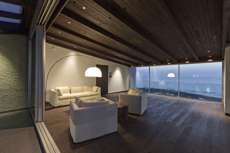 Villa in the Sky by Abraham John Architects