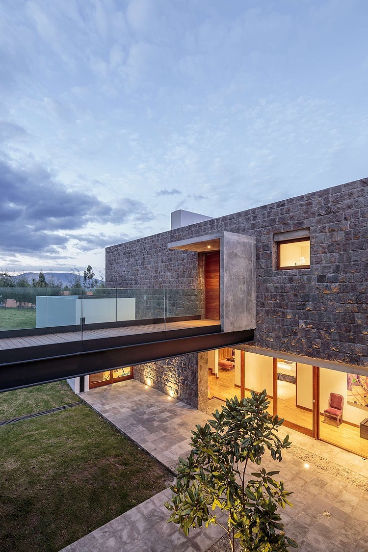 Los Chillos House by Diez + Muller Arquitectos