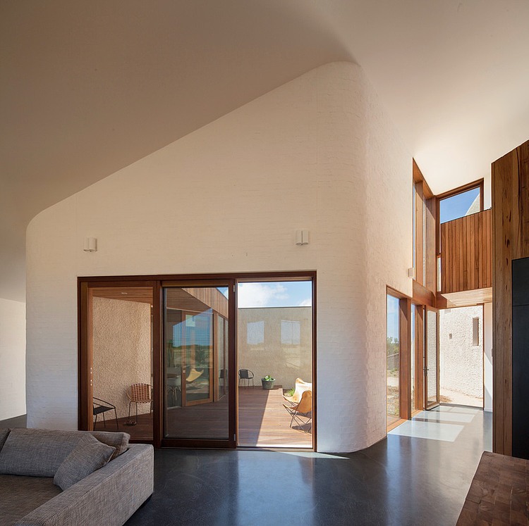 13th Beach House by Auhaus Architecture