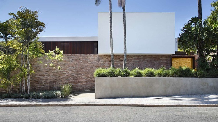 AH House by Studio Guilherme Torres