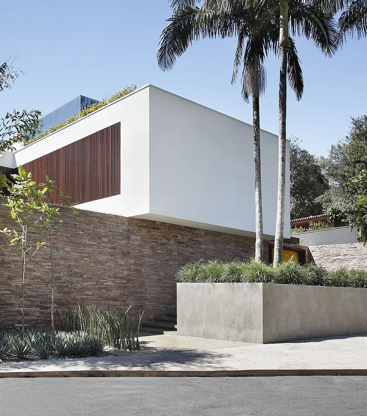 AH House by Studio Guilherme Torres