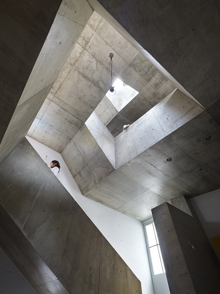 House In Nishiochiai by Suppose Design Office