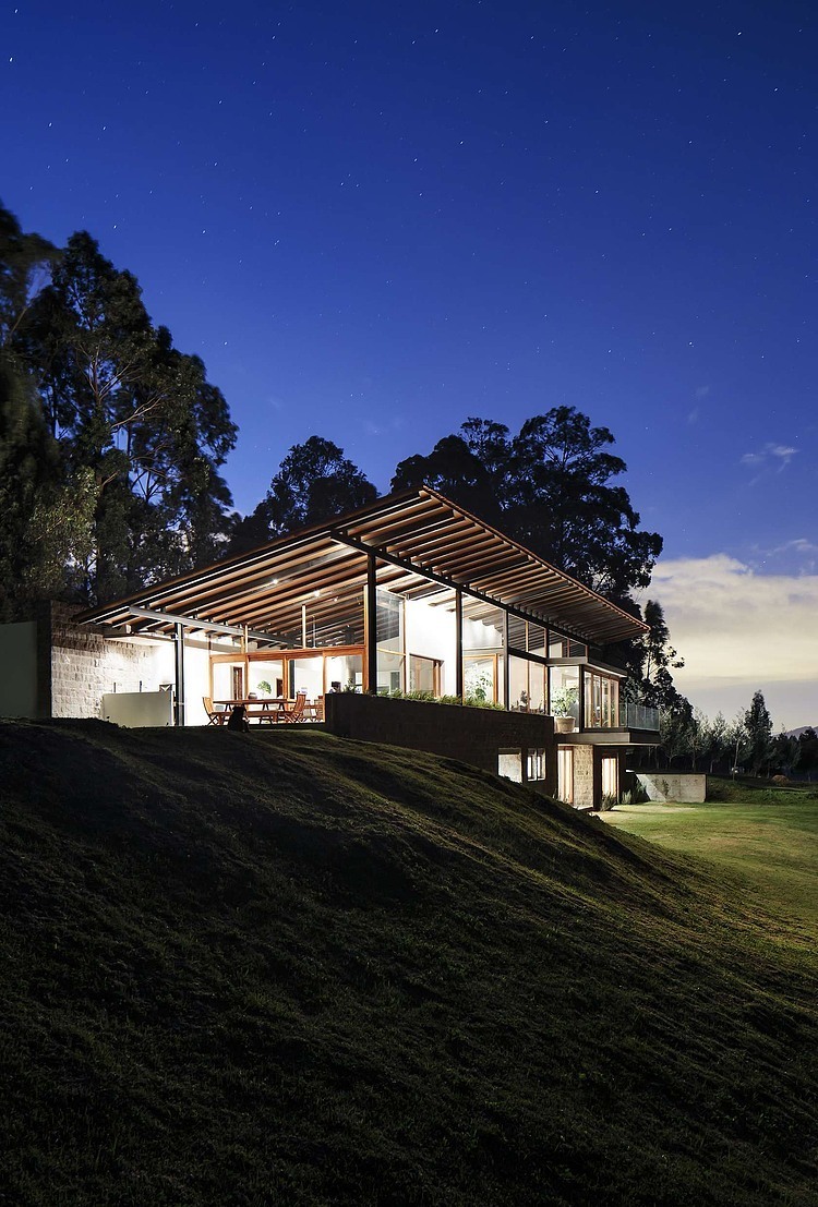 Los Chillos House by Diez + Muller Arquitectos