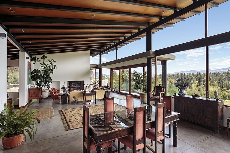 Los Chillos House by Diez + Muller Arquitectos