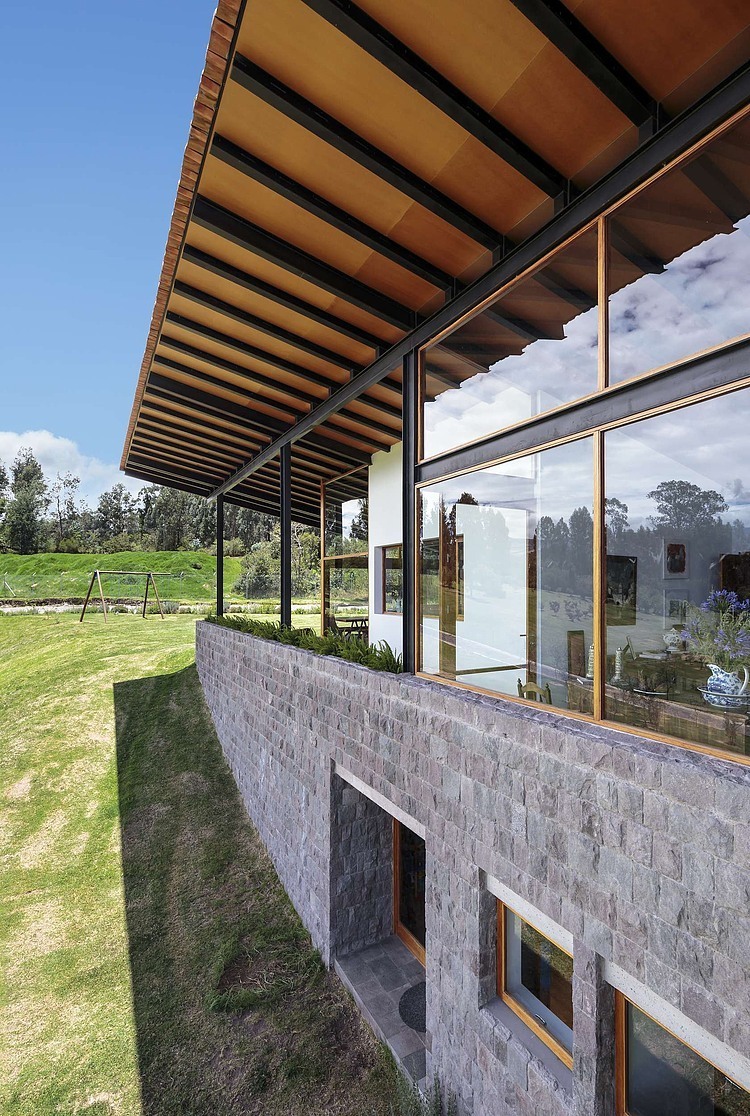 Los Chillos House by Diez + Muller Arquitectos