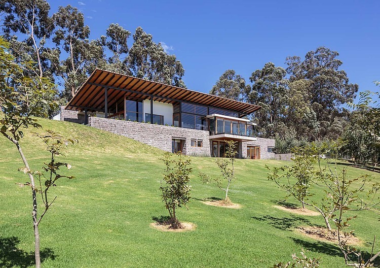 Los Chillos House by Diez + Muller Arquitectos