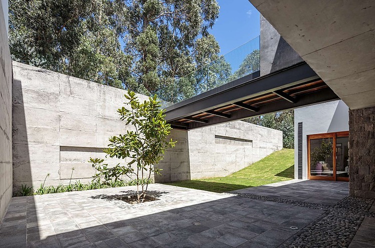 Los Chillos House by Diez + Muller Arquitectos