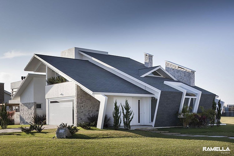Shingle Residence by Ramella Arquitetura