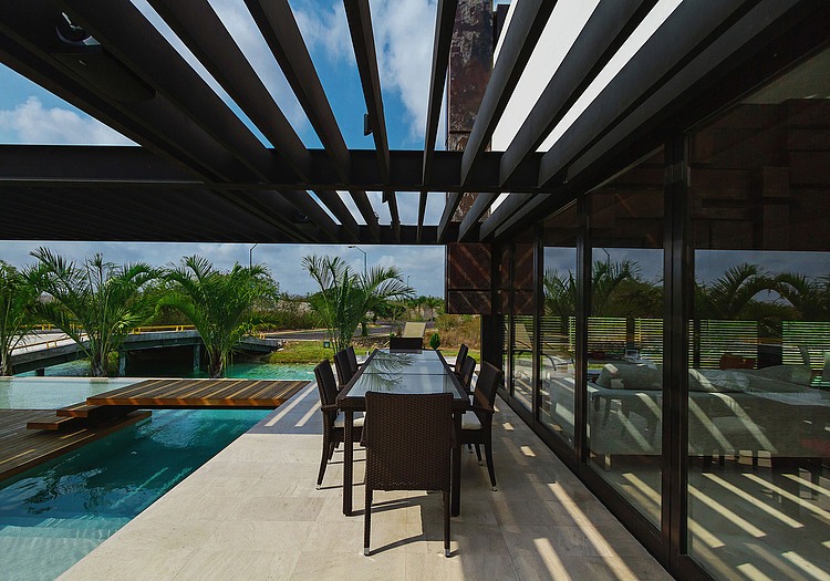 PL2 House by Seijo Peon Arquitectos y Asociados