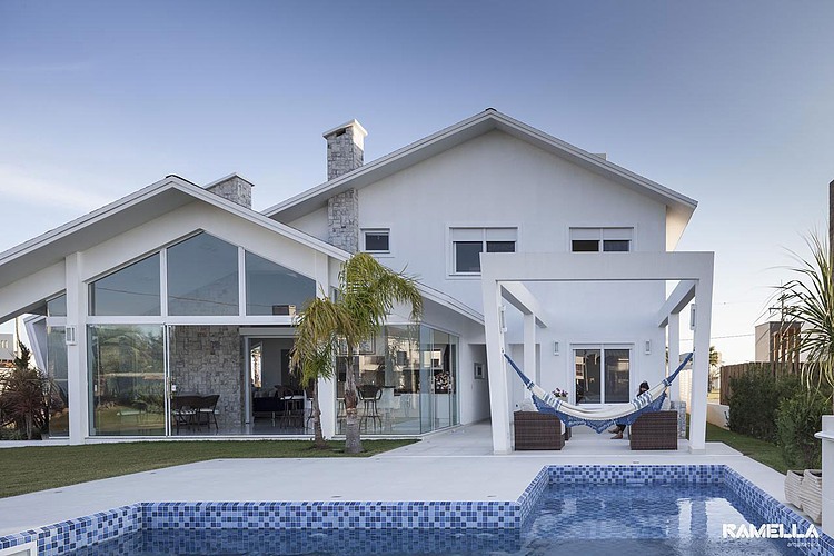 Shingle Residence by Ramella Arquitetura