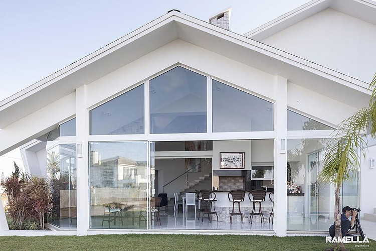 Shingle Residence by Ramella Arquitetura