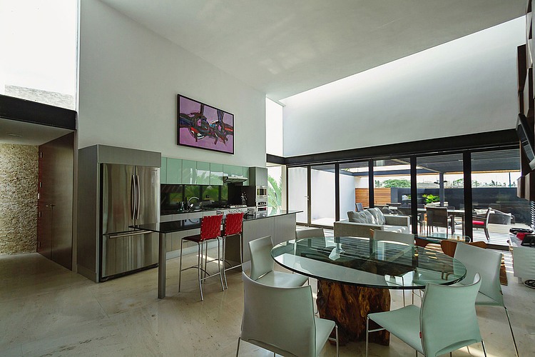 PL2 House by Seijo Peon Arquitectos y Asociados